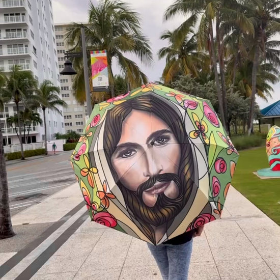 “Paraguas devocional Jesús de Emaús cerrado – Jesus of Emmaus religious umbrella closed, faith artistic design”