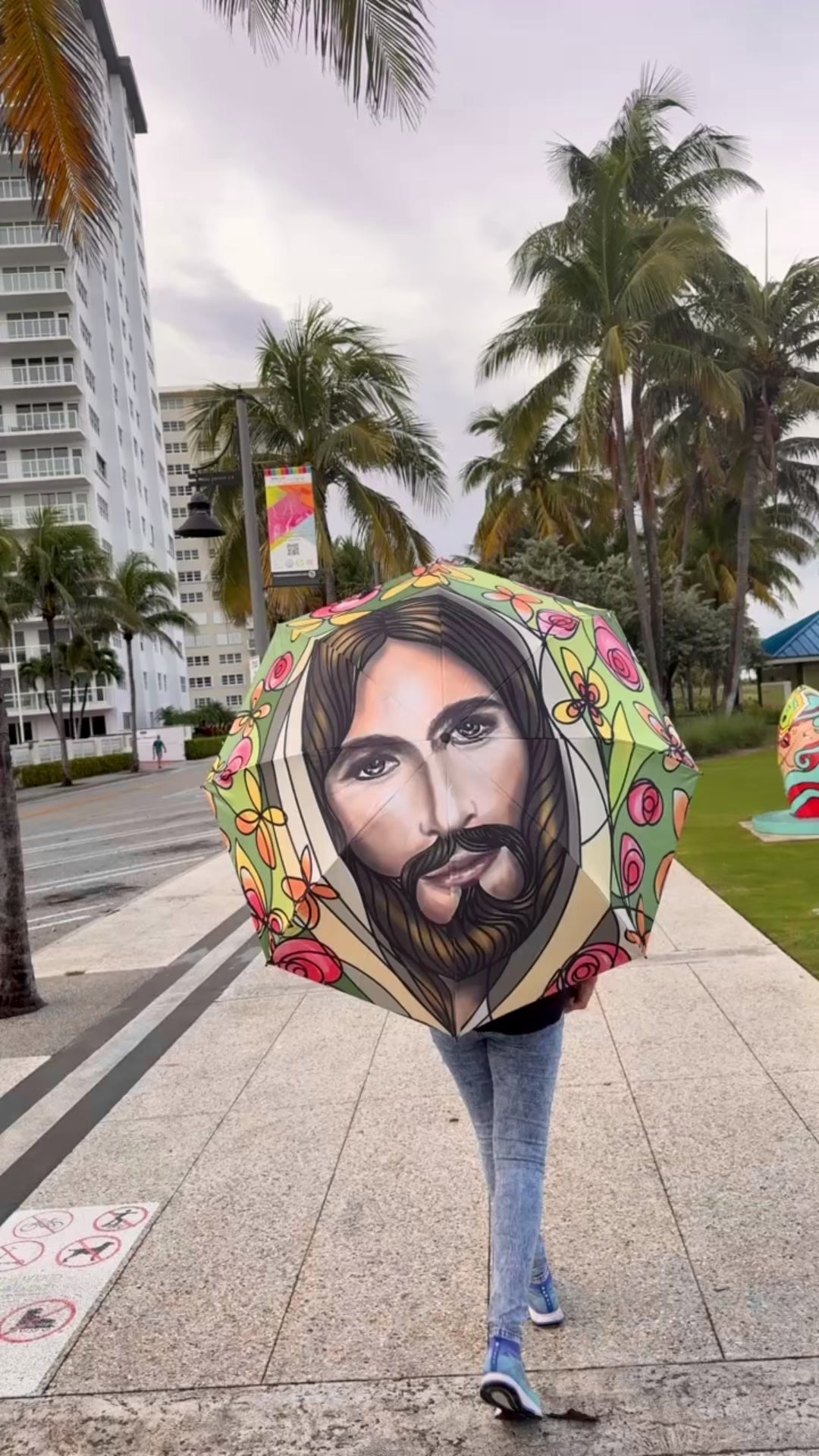 “Paraguas devocional Jesús de Emaús cerrado – Jesus of Emmaus religious umbrella closed, faith artistic design”
