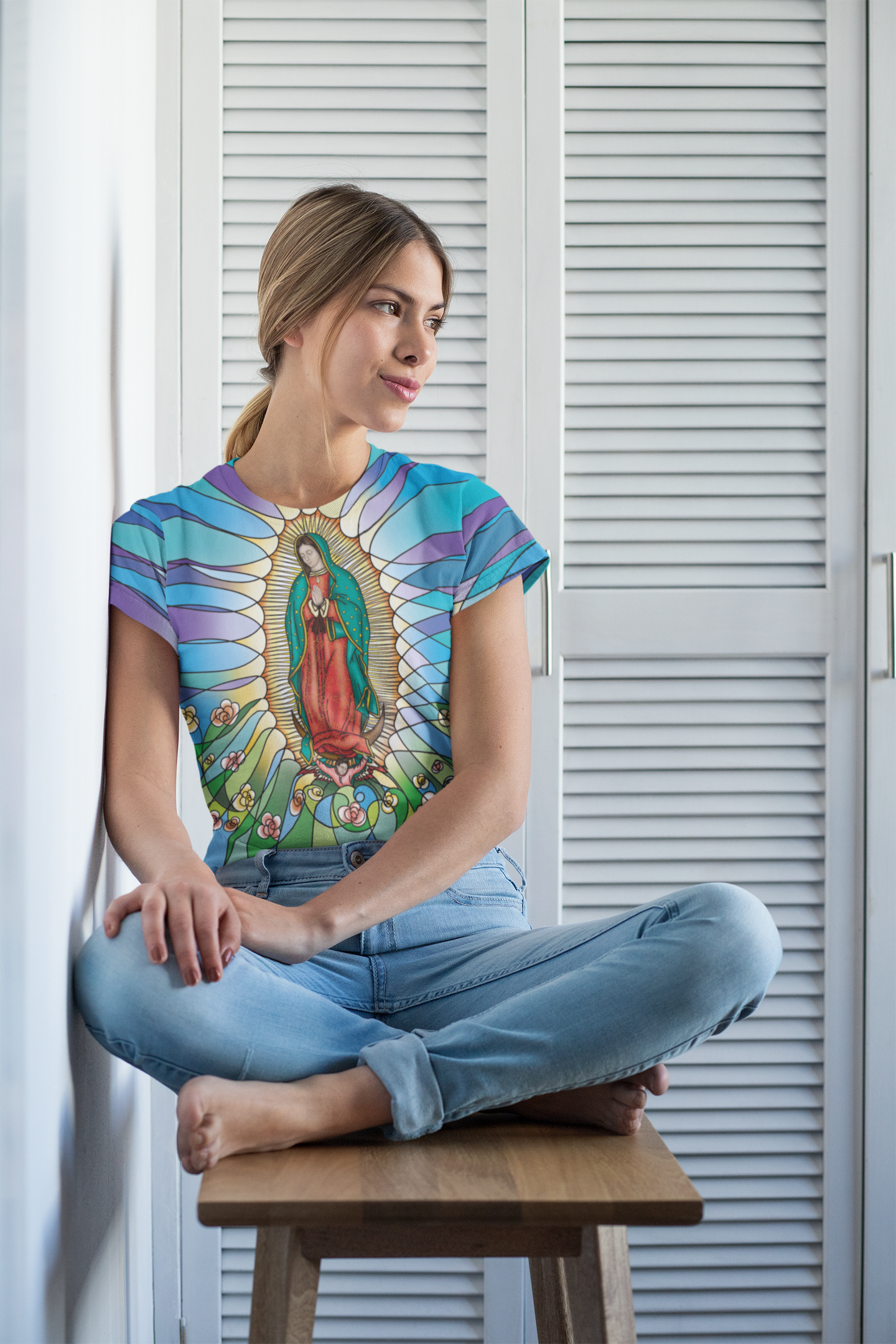 Virgin of Guadalupe Complete T-Shirt worn by woman | Franela Virgen de Guadalupe Completa para dama – Catholic devotional clothing by Lucía Gonmi